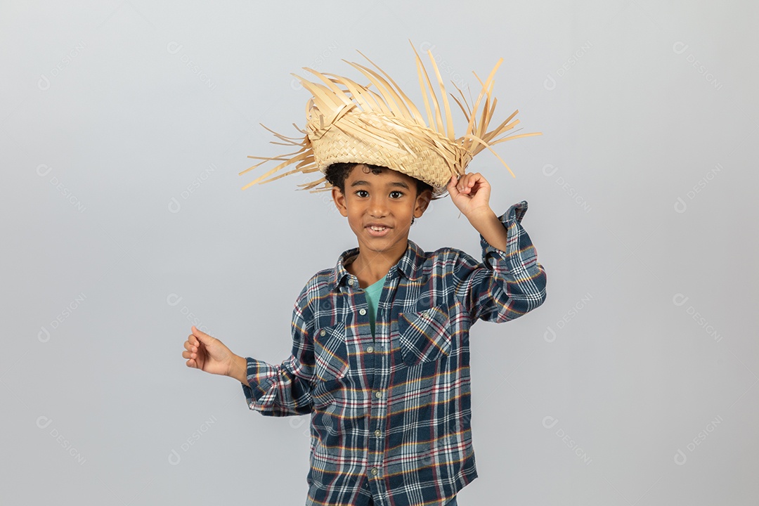 Menino jovem fantasiado celebrando festas juninas