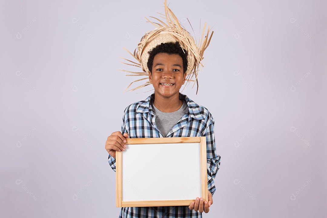 Menino jovem fantasiado celebrando festas juninas