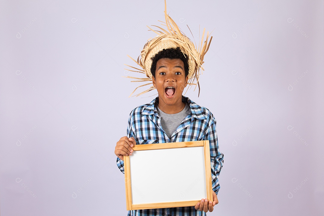 Menino jovem fantasiado celebrando festas juninas
