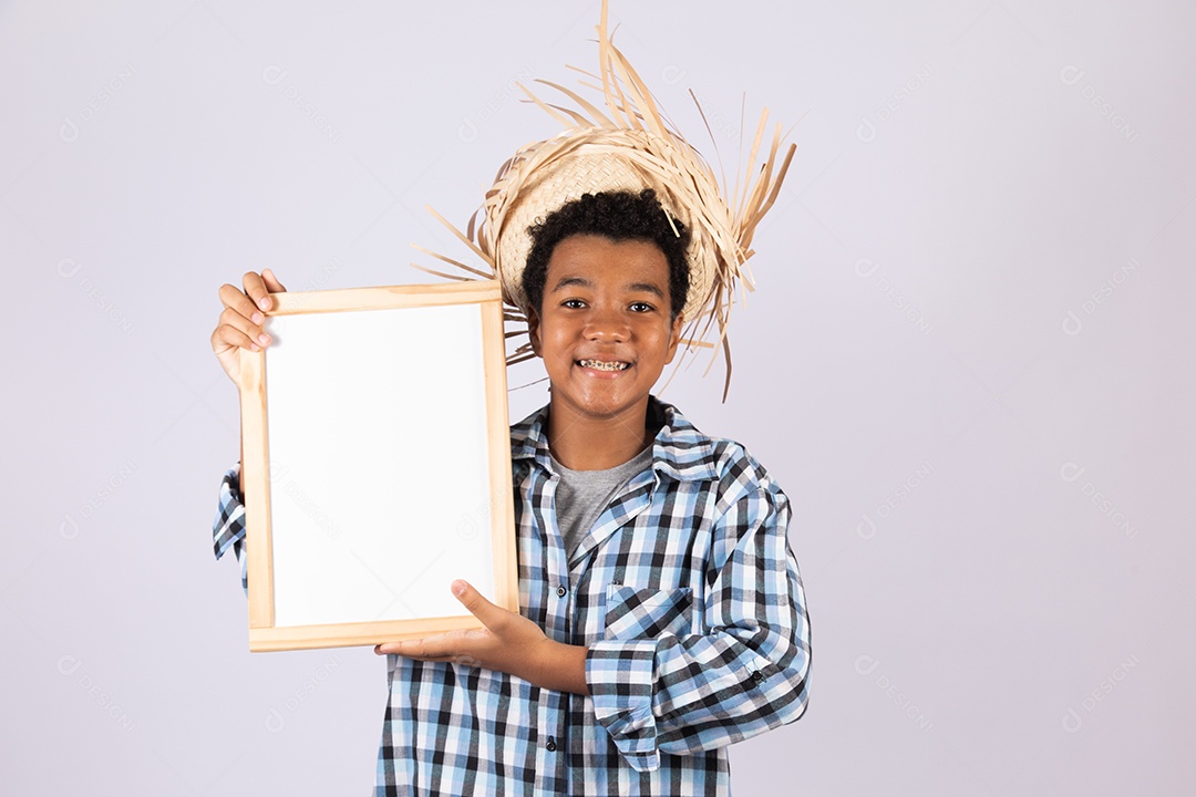 Menino jovem fantasiado celebrando festas juninas
