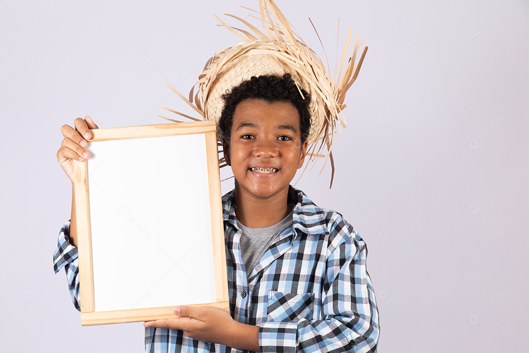 Menino jovem fantasiado celebrando festas juninas