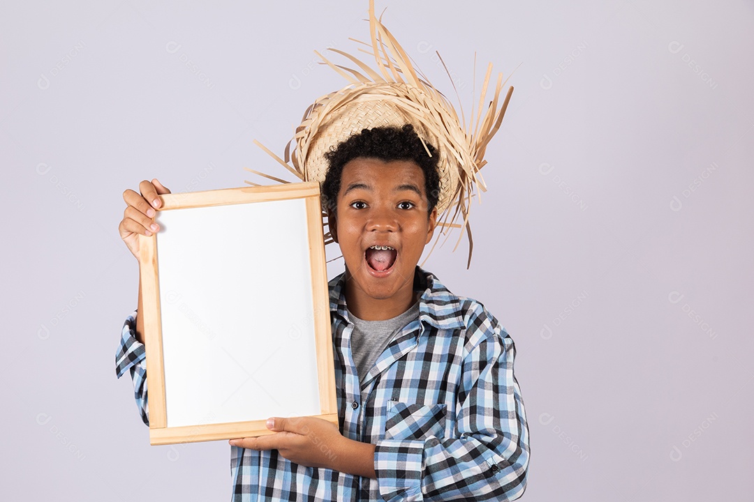 Menino jovem fantasiado celebrando festas juninas