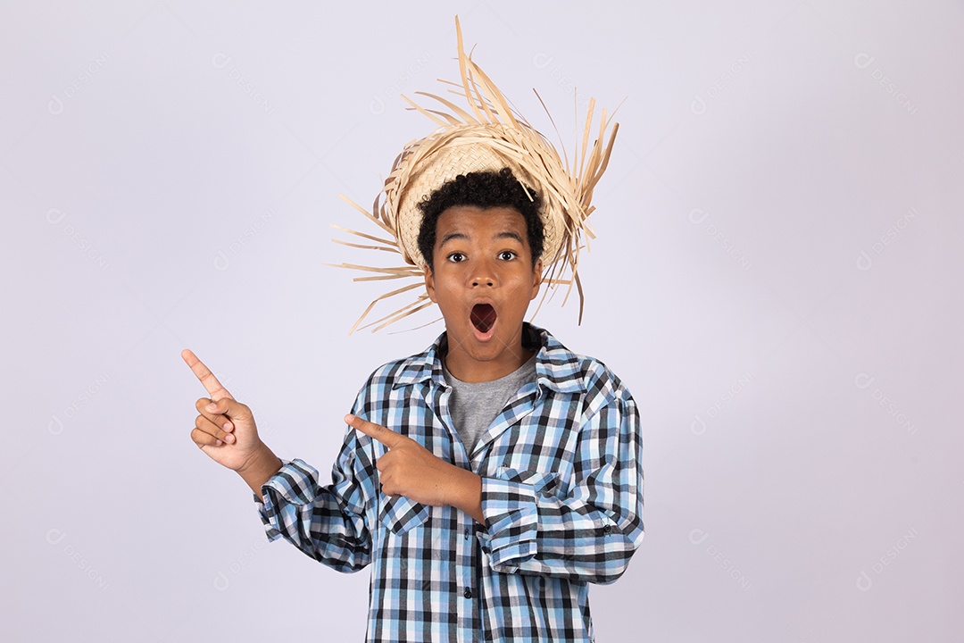 Menino jovem fantasiado celebrando festas juninas