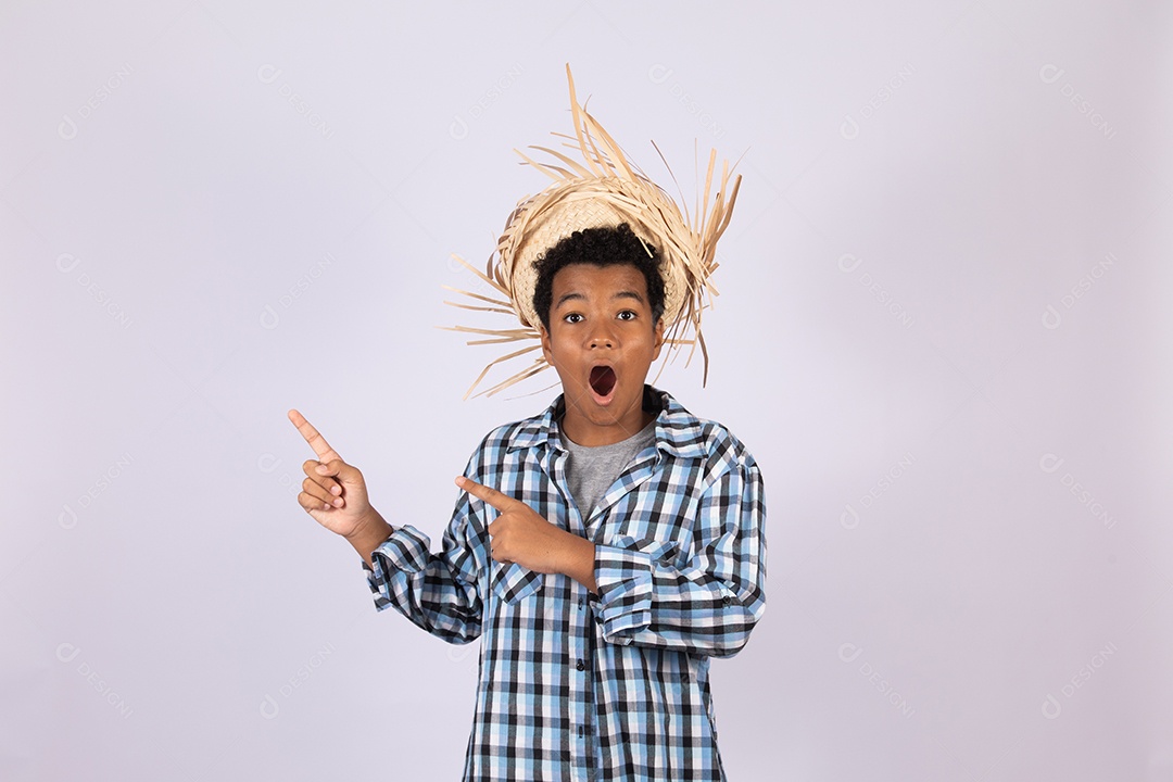 Menino jovem fantasiado celebrando festas juninas