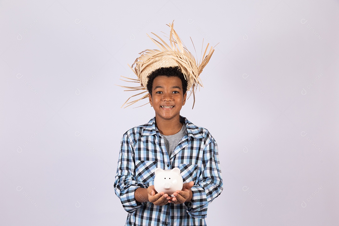 Menino jovem fantasiado celebrando festas juninas