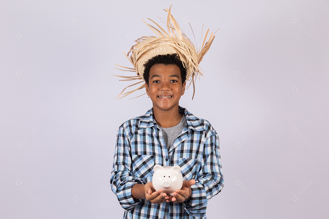 Menino jovem fantasiado celebrando festas juninas