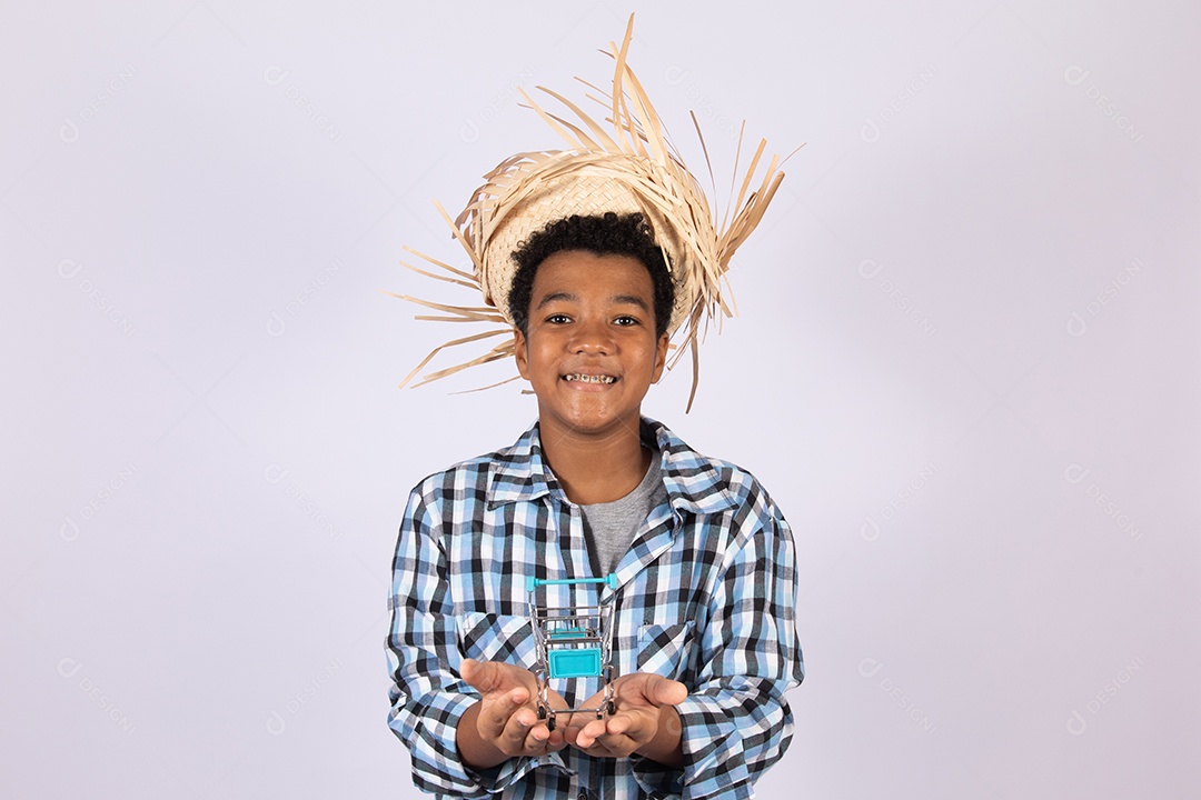 Menino jovem fantasiado celebrando festas juninas