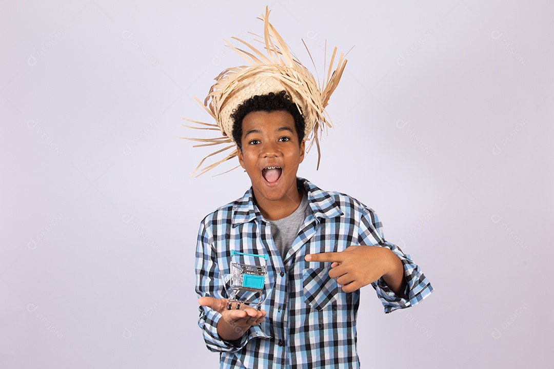 Menino jovem fantasiado celebrando festas juninas