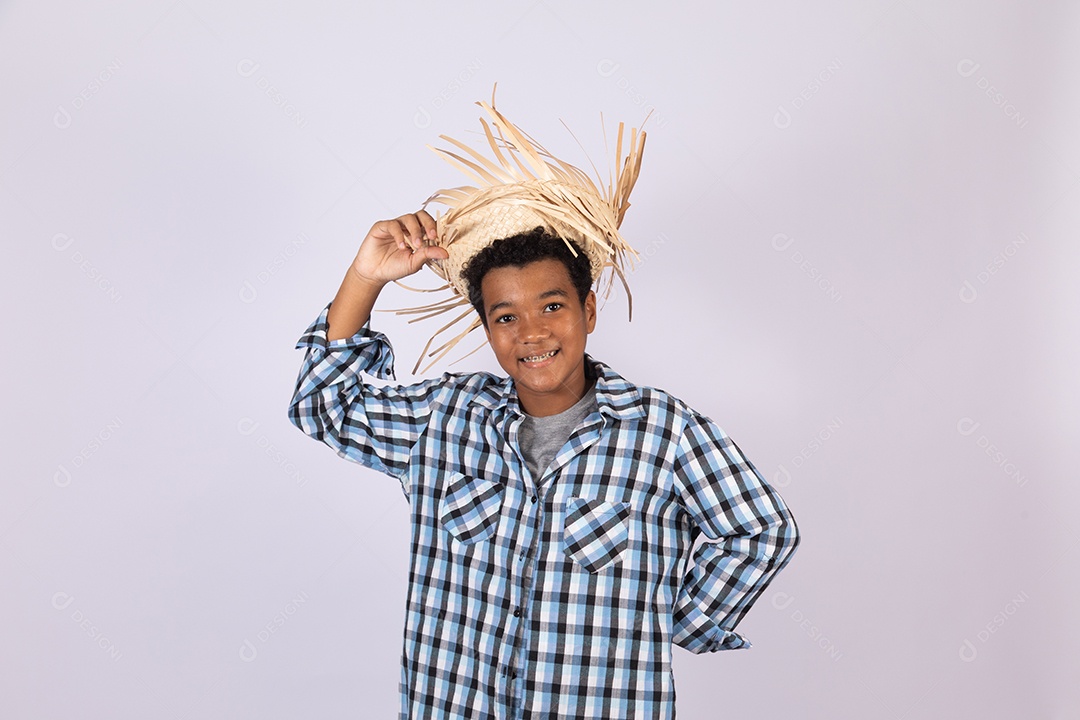 Menino jovem fantasiado celebrando festas juninas