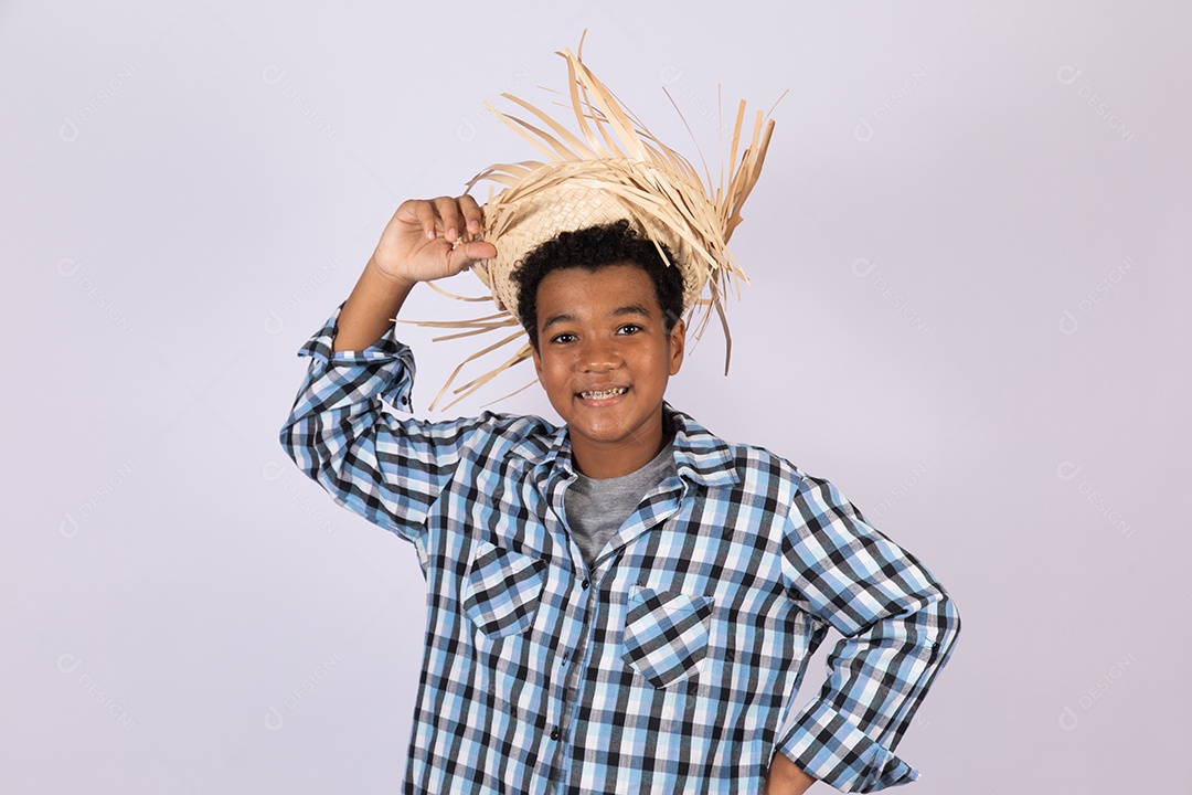 Menino jovem fantasiado celebrando festas juninas