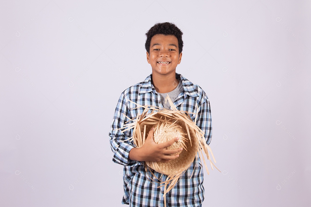 Menino jovem fantasiado celebrando festas juninas