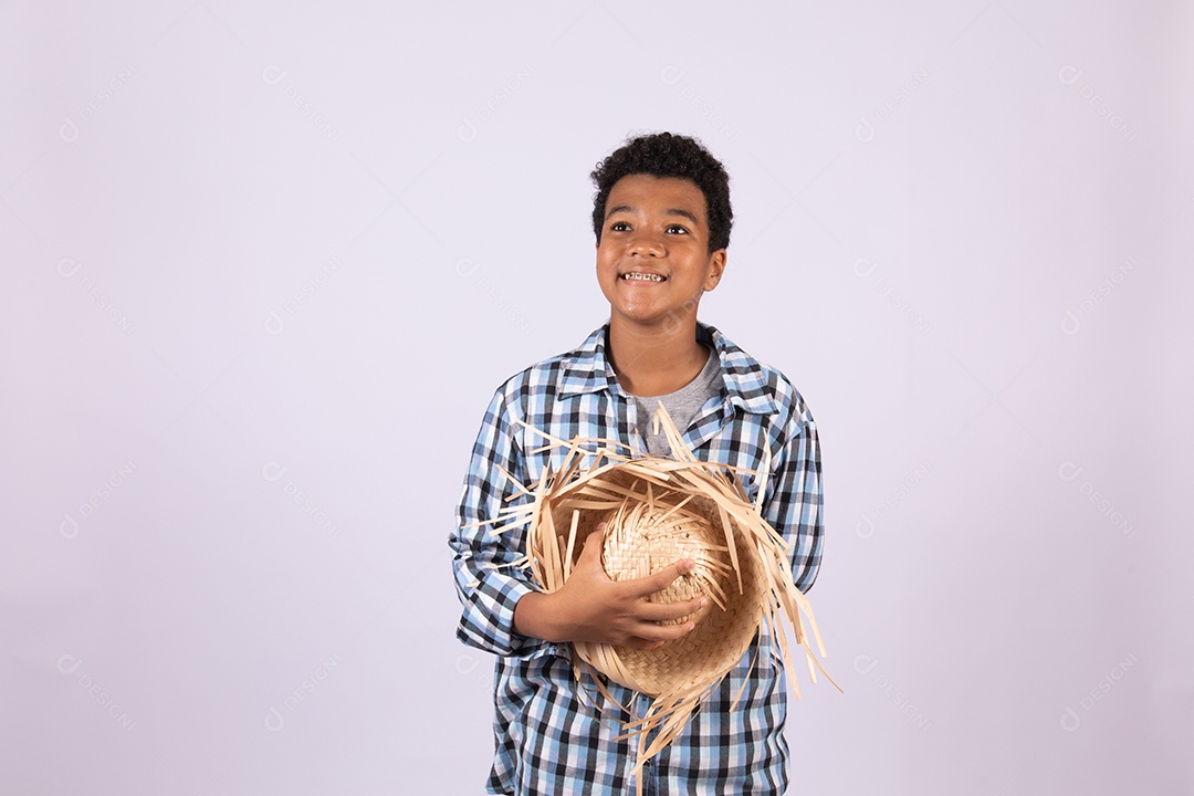 Menino jovem fantasiado celebrando festas juninas