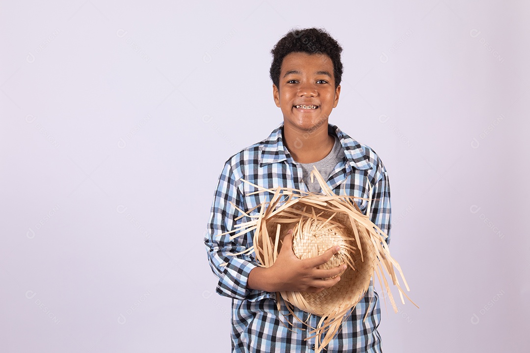 Menino jovem fantasiado celebrando festas juninas