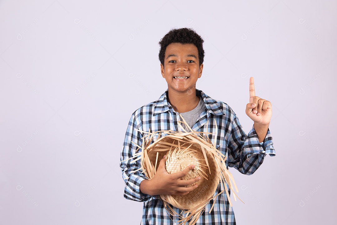 Menino jovem fantasiado celebrando festas juninas