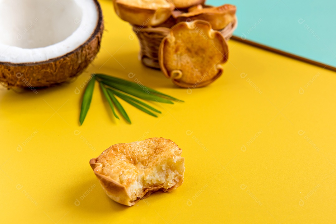 Coco e doce de coco (cocadinha) em fundo isolado