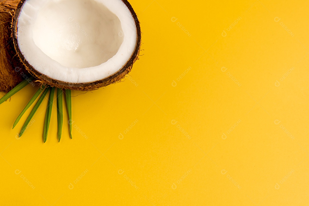 Coco na vista superior de fundo amarelo.