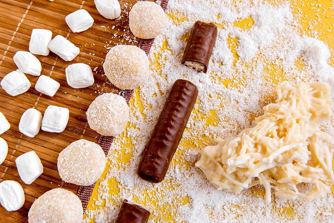 Chocolate de coco, doce de coco e coco ralado em amarelo