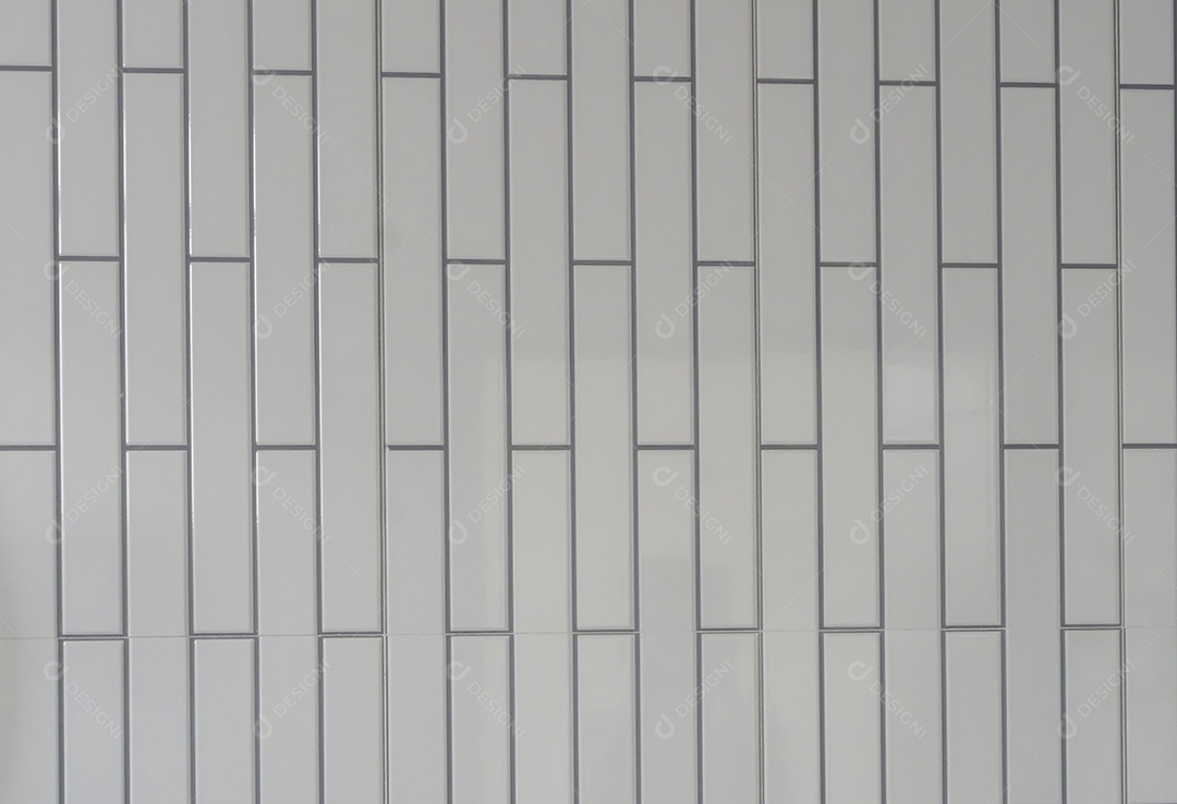 Pequena parede de azulejos brancos com padrão vertical