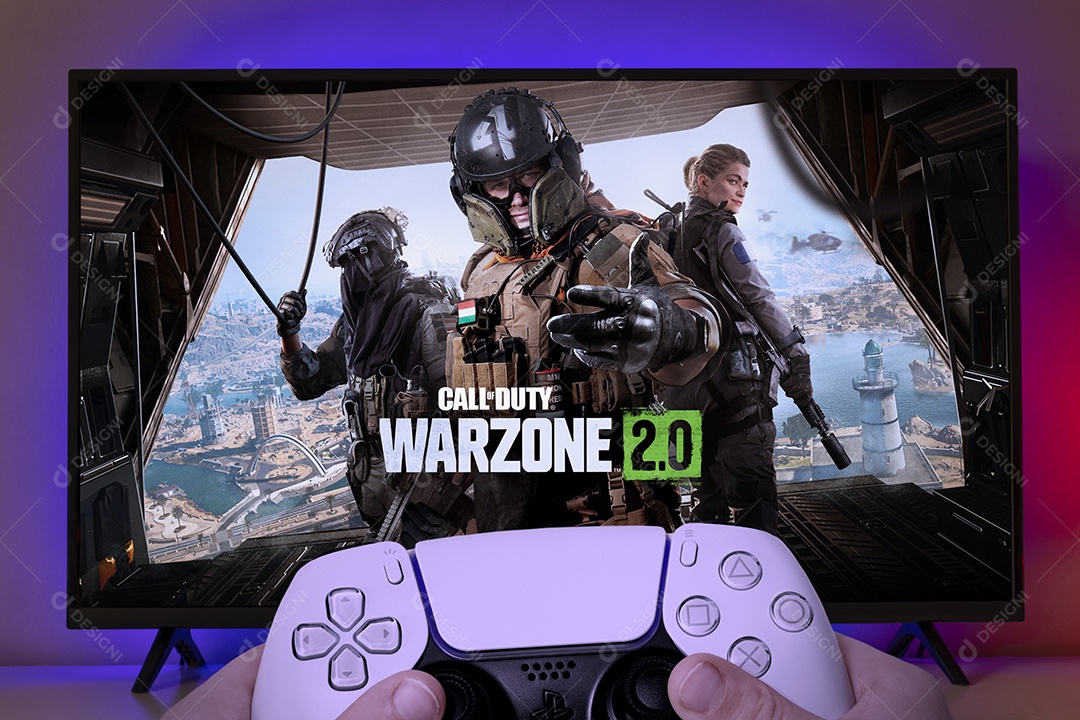Garoto lançando Call Of Duty Warzone 2.0 com controle de Playstation 5 na tela da TV