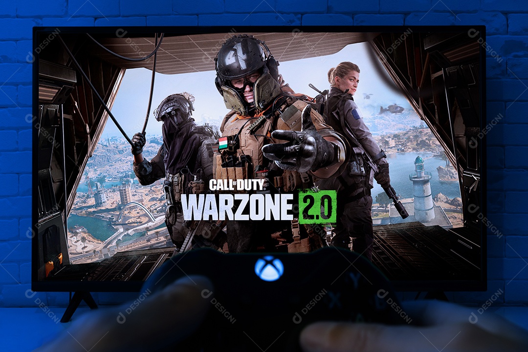 Garoto lançando Call Of Duty Warzone 2.0 com controle de Playstation 5 na tela da TV