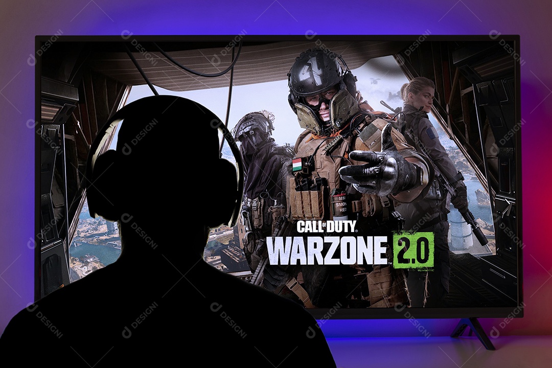 Garoto lançando Call Of Duty Warzone 2.0 com controle de Playstation 5 na tela da TV