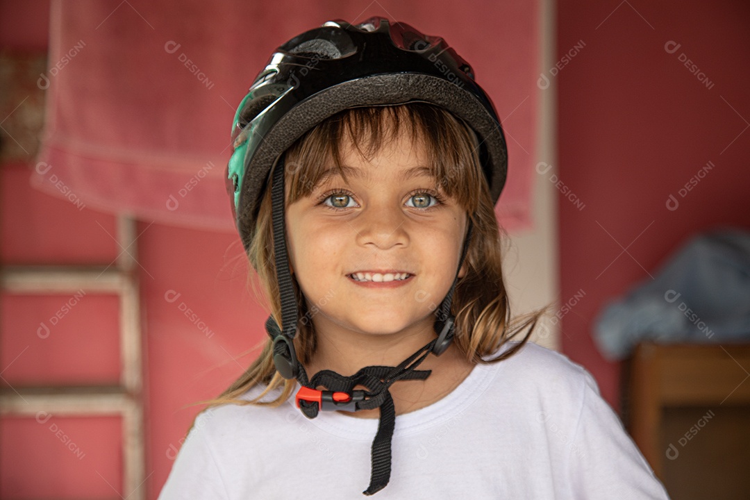 Linda menina criança andando de bicicleta e usando proteções