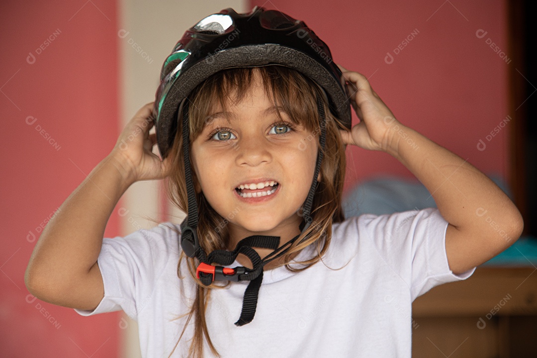 Linda menina criança andando de bicicleta e usando proteções