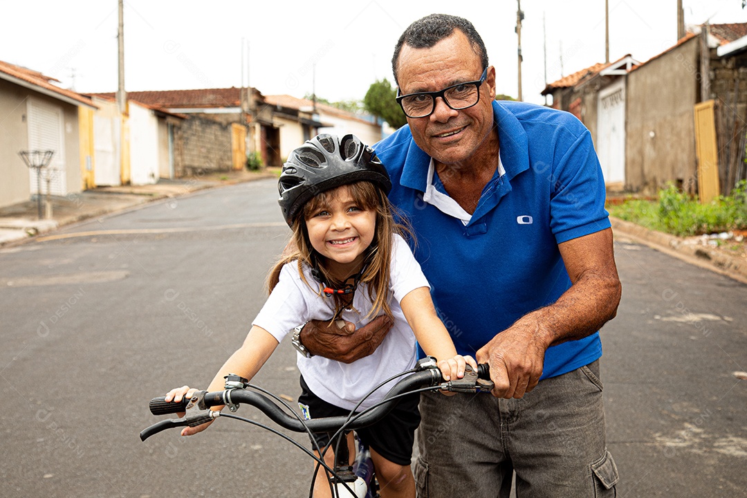 Pai ensinado sua filha a andar de bicicleta