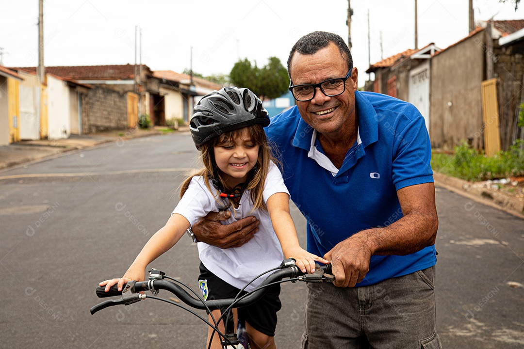 Pai ensinado sua filha a andar de bicicleta