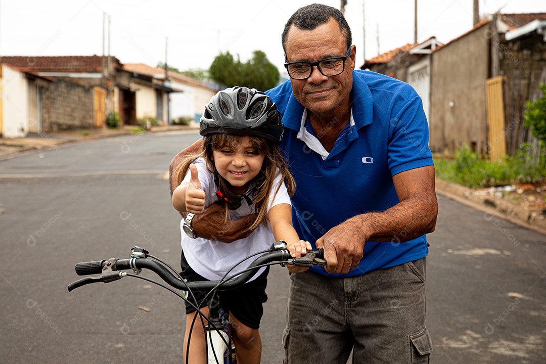 Pai ensinado sua filha a andar de bicicleta