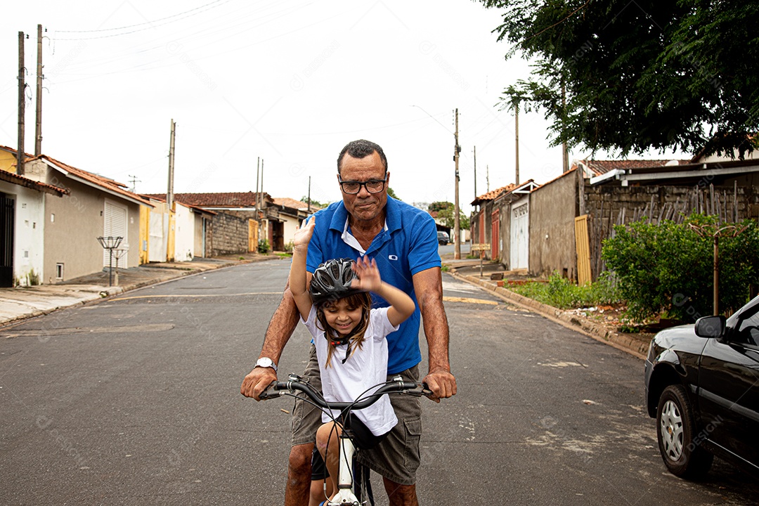 Pai ensinado sua filha a andar de bicicleta