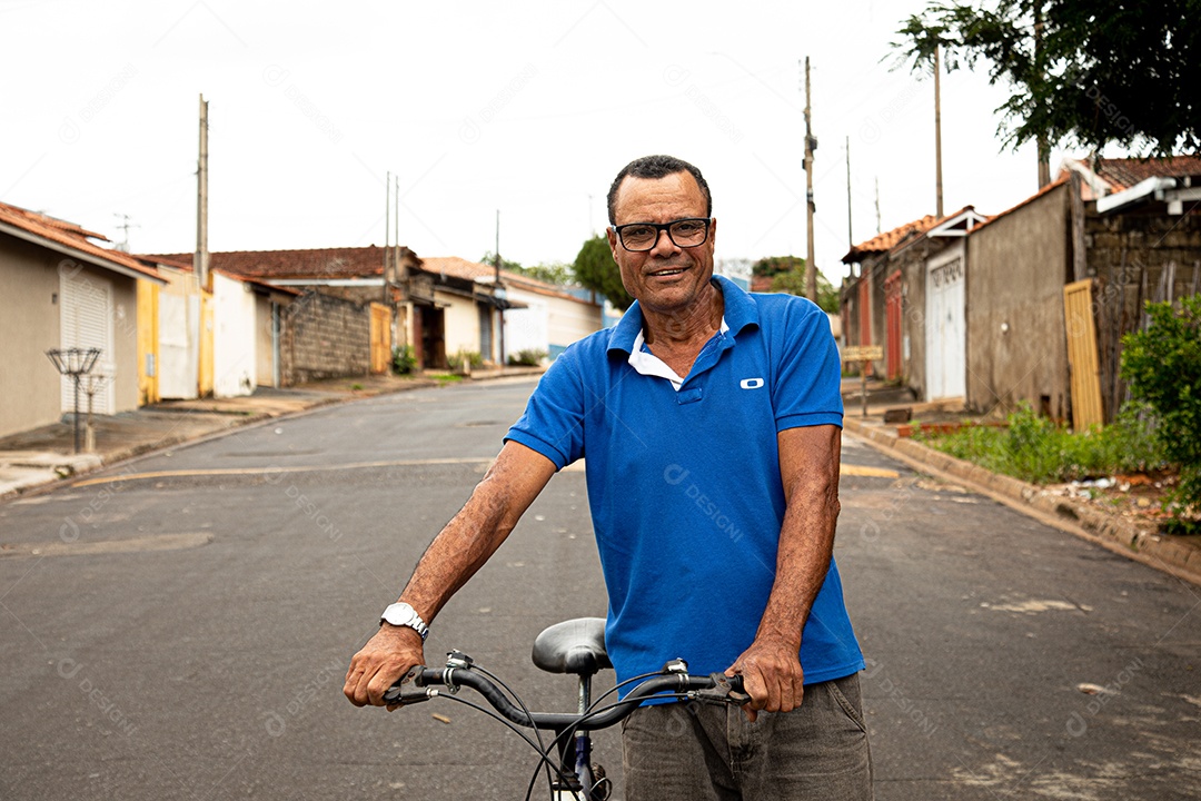 Homem andando sobre ruas