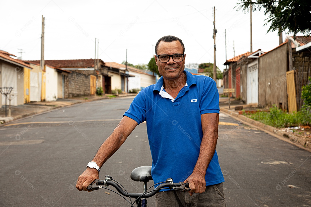 Homem andando sobre ruas