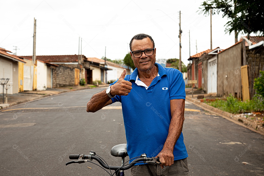 Homem fazendo gesto de positividade sobre ruas
