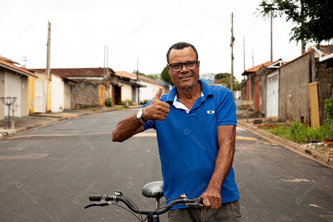 Pai ensinado sua filha a andar de bicicleta