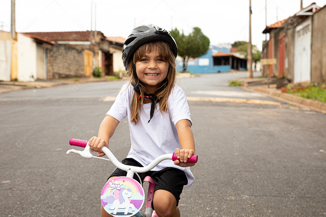 Linda menina criança andando de bicicleta sobre ruas