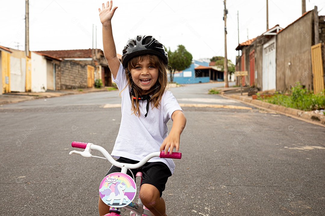 Linda menina criança andando de bicicleta sobre ruas