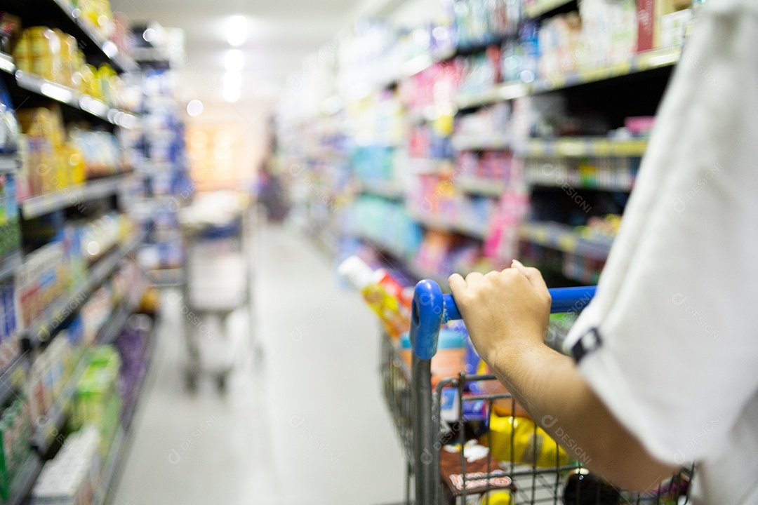 Mulher jovem fazendo compras em supermercado