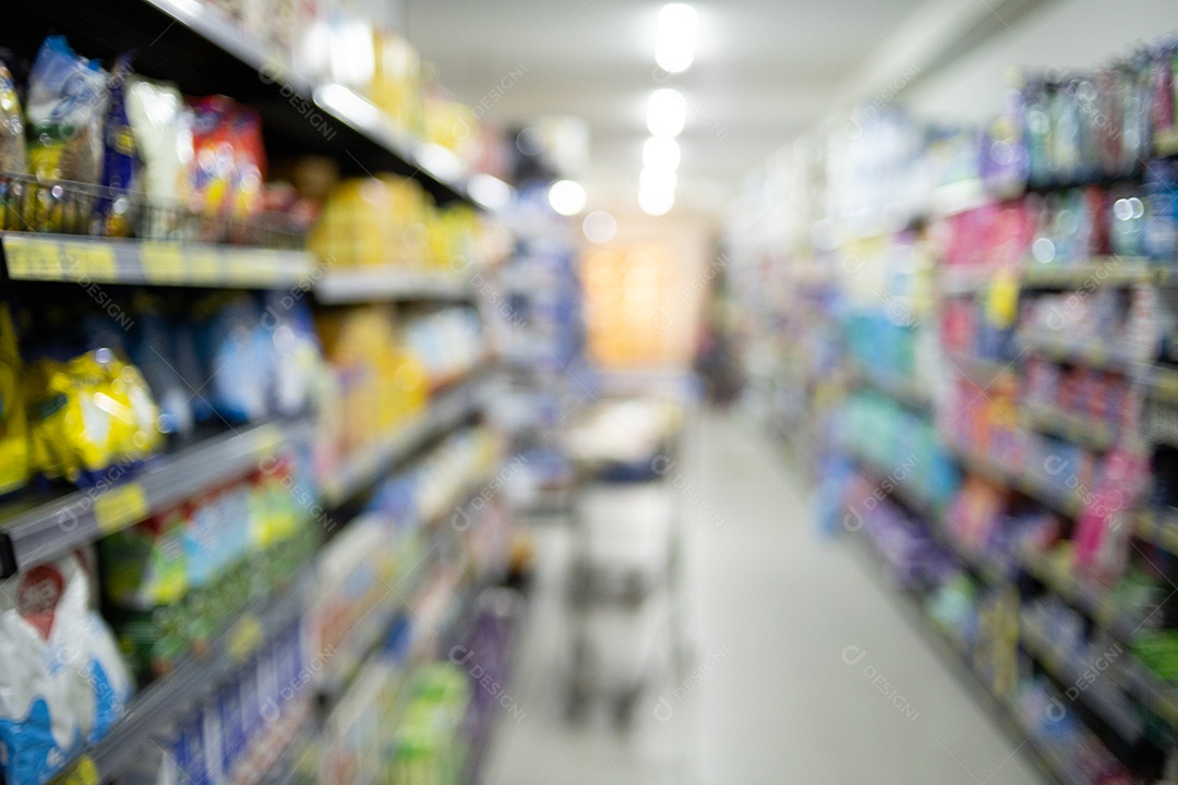 Mulher jovem fazendo compras em supermercado