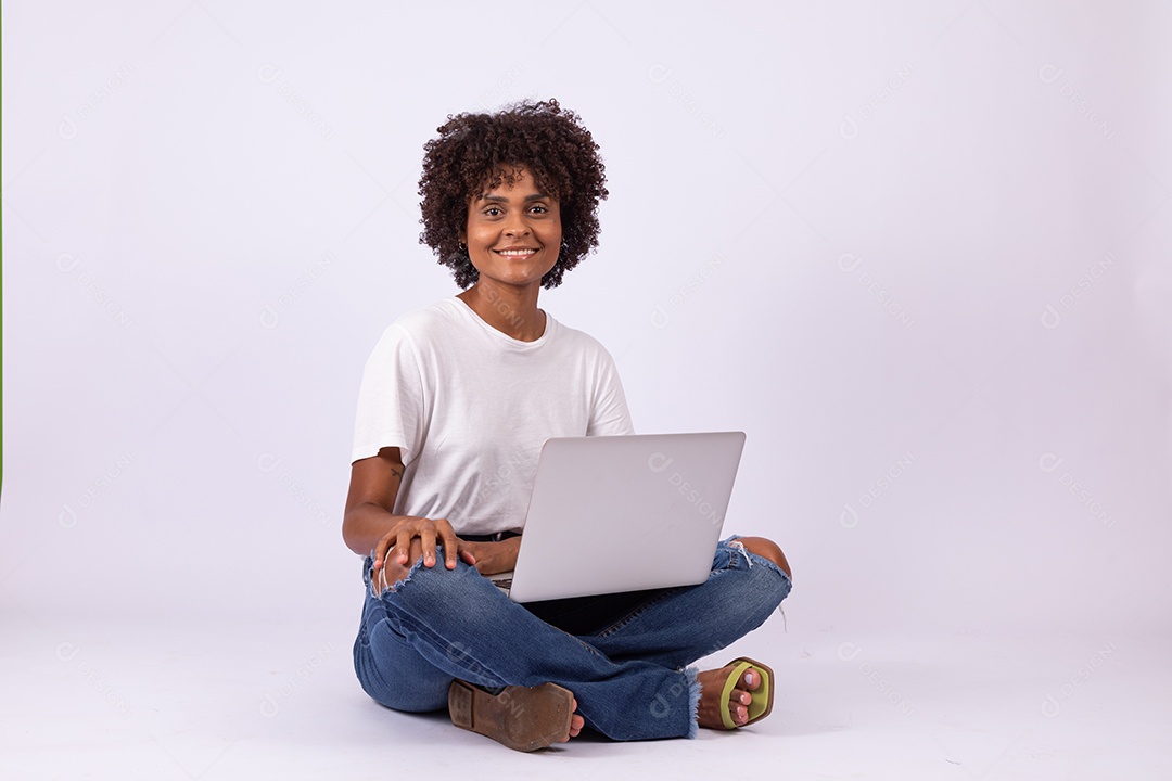 Linda mulher garota jovem cabelo afro mexendo em seu notebook