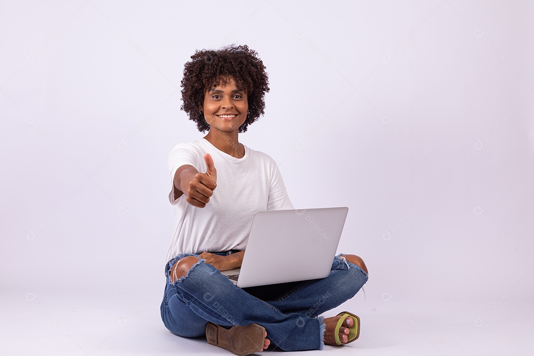 Linda mulher garota jovem cabelo afro mexendo em seu notebook