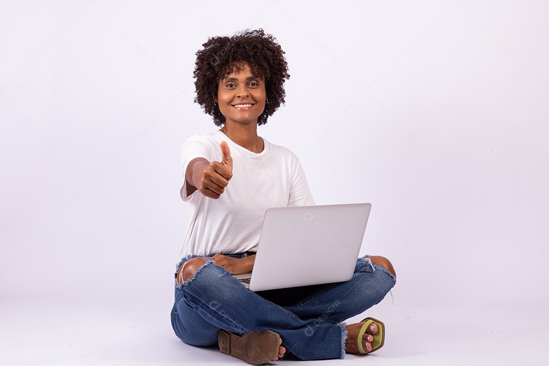 Linda mulher garota jovem cabelo afro mexendo em seu notebook