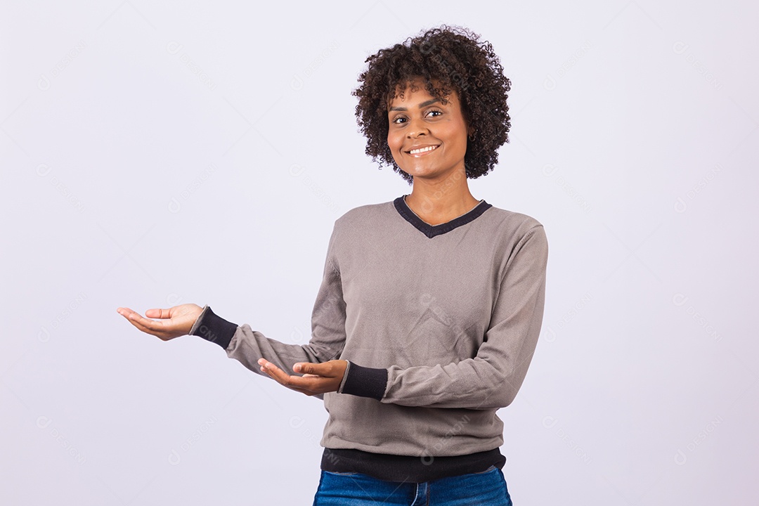 Linda mulher garota jovem cabelo afro