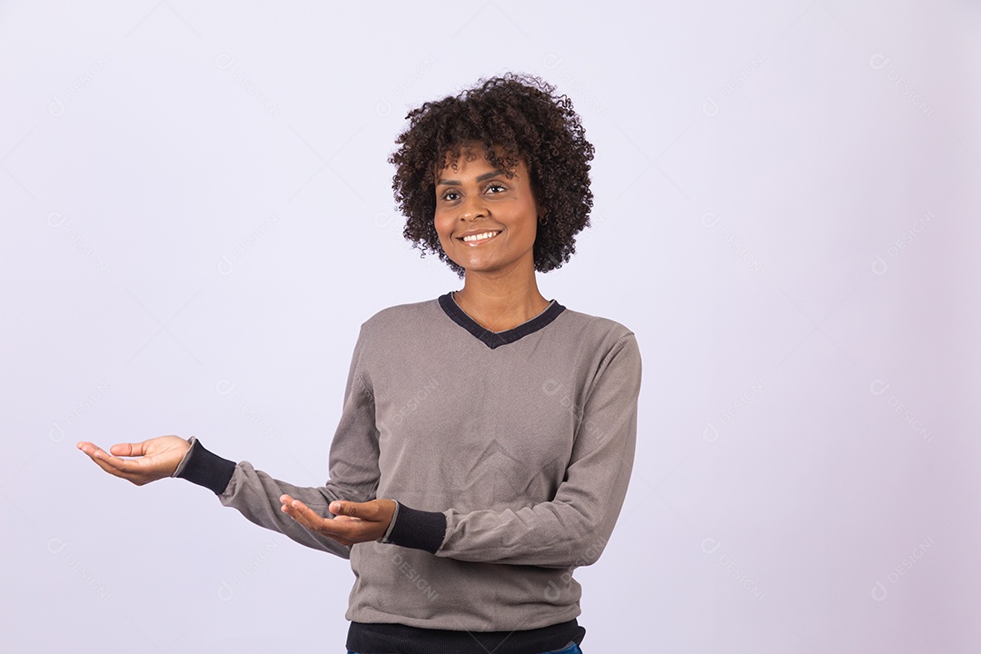 Linda mulher garota jovem cabelo afro