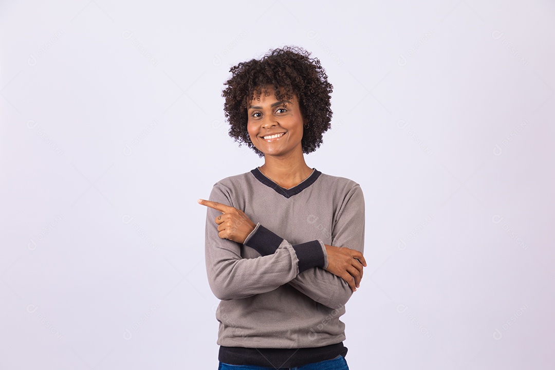 Linda mulher garota jovem cabelo afro