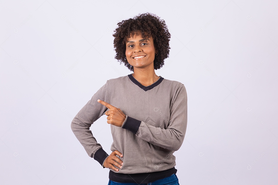 Linda mulher garota jovem cabelo afro