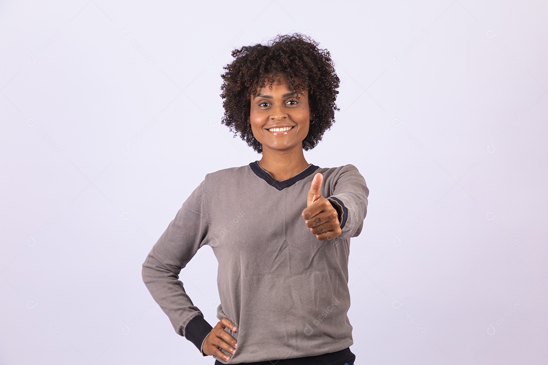 Linda mulher garota jovem cabelo afro