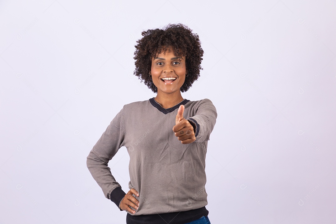 Linda mulher garota jovem cabelo afro