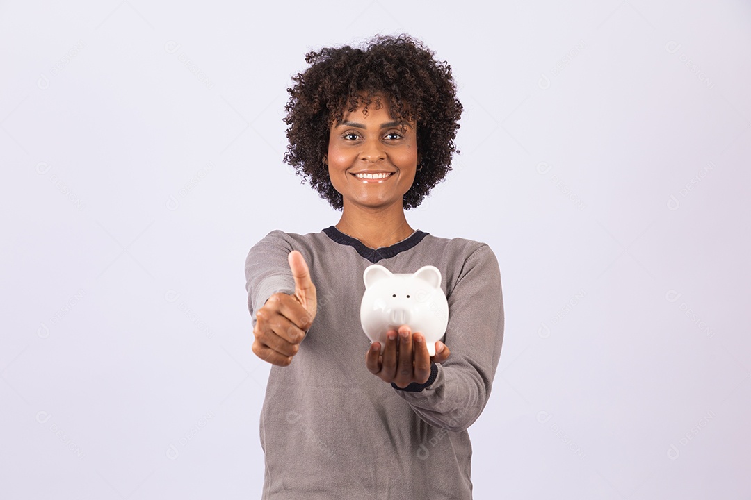 Linda mulher garota jovem cabelo afro segurando cofre