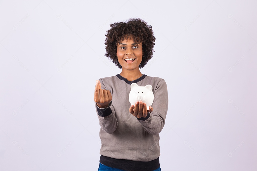 Linda mulher garota jovem cabelo afro segurando cofre